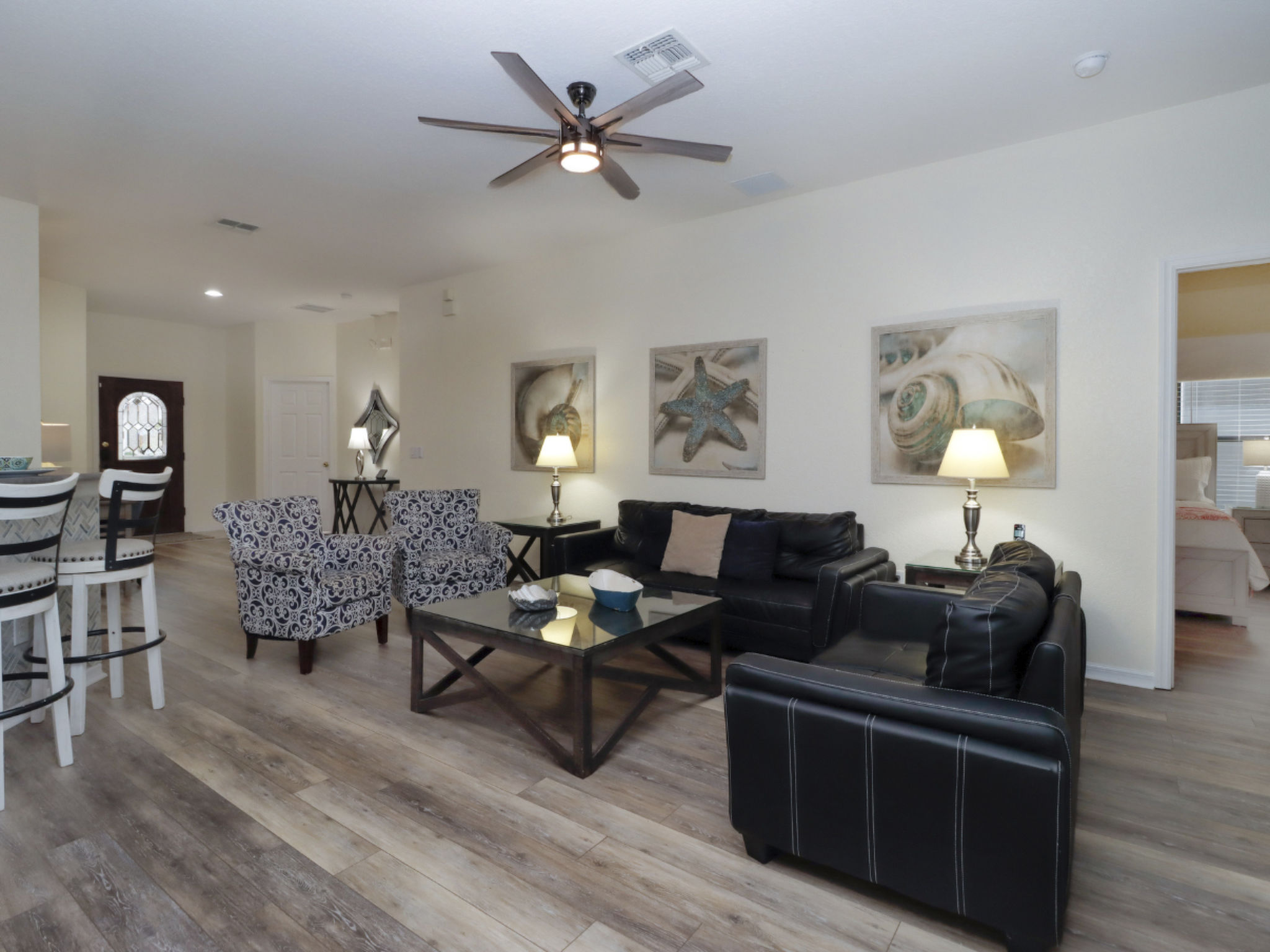 Photo of Pivate Pool - Seeblick - Nähe Disney