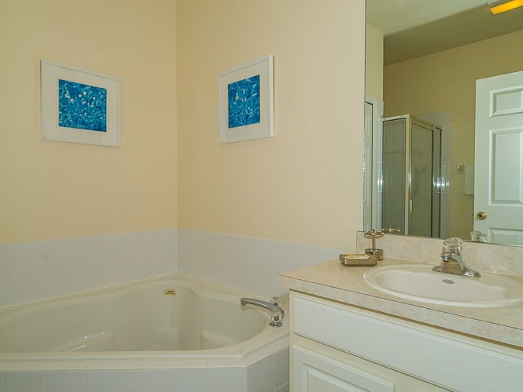 Photo of Ruhige Glenbrook-Flucht in der Nähe von Disney