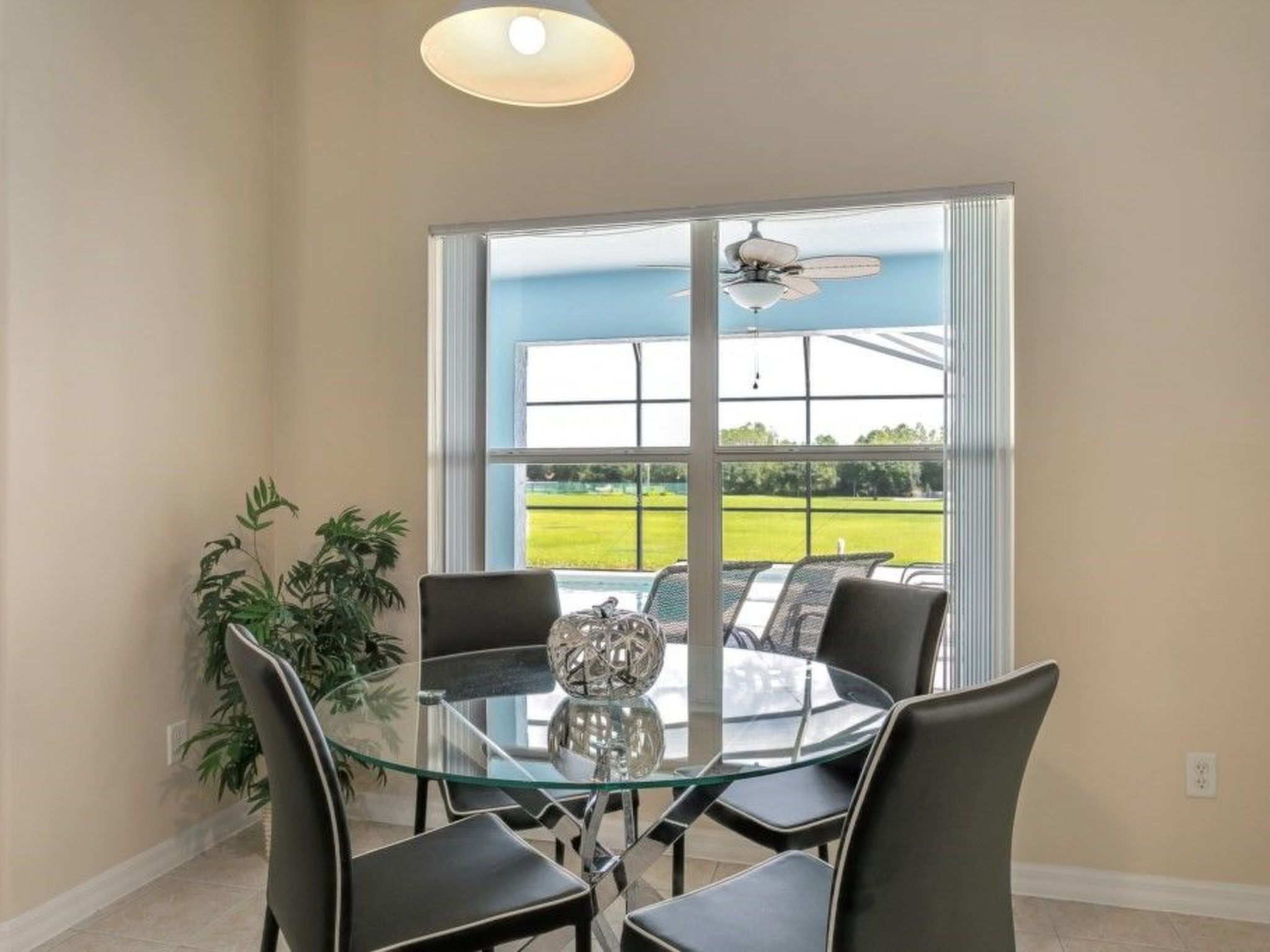 Photo of Entspannende Familienvilla mit privatem Pool und Spa. Große Lanai mit reichlich