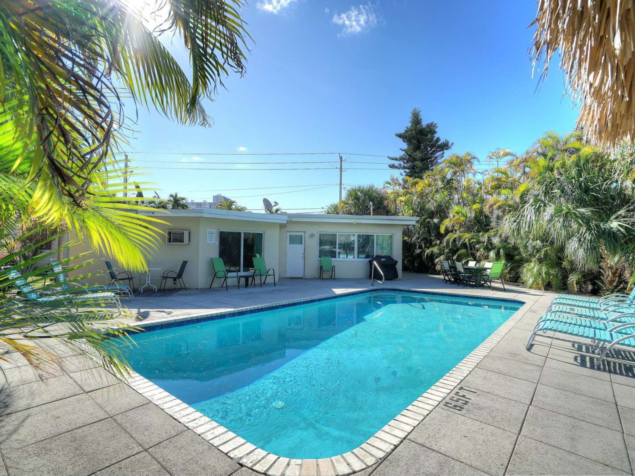 Wunderschönes Ferienhaus in Lauderdale-by-the-Se — view 1 of 28
