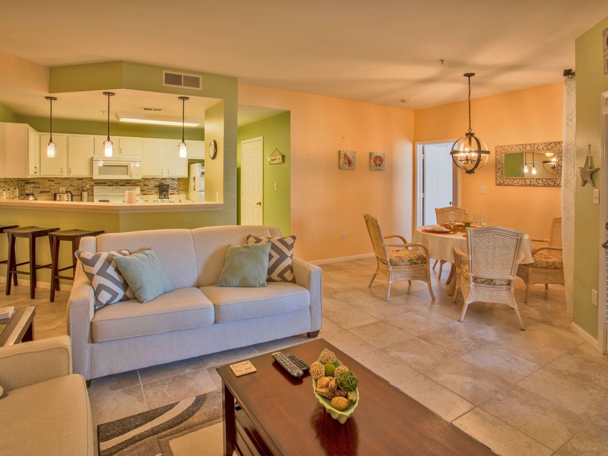 Photo of Neu renoviert in geschlossener Wohnanlage, erschwinglich - nur wenige Minuten v