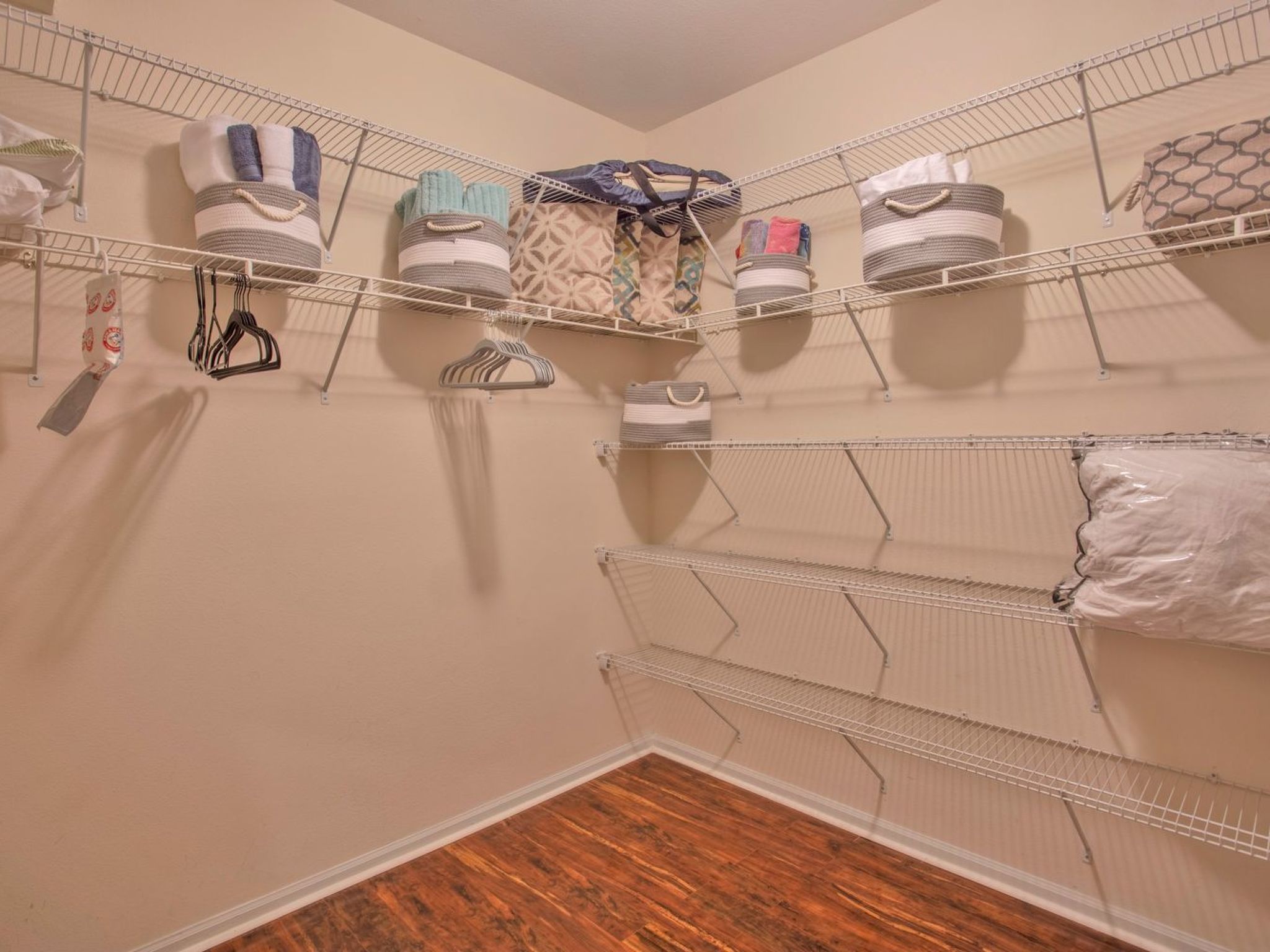 Photo of Neu renoviert in geschlossener Wohnanlage, erschwinglich - nur wenige Minuten v