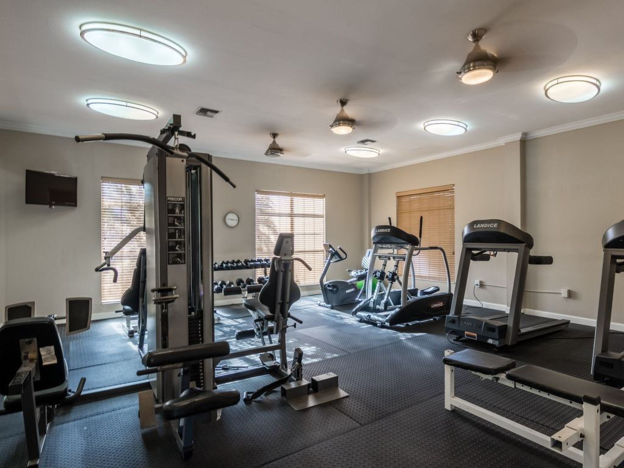 Photo of Neu renoviert in geschlossener Wohnanlage, erschwinglich - nur wenige Minuten v