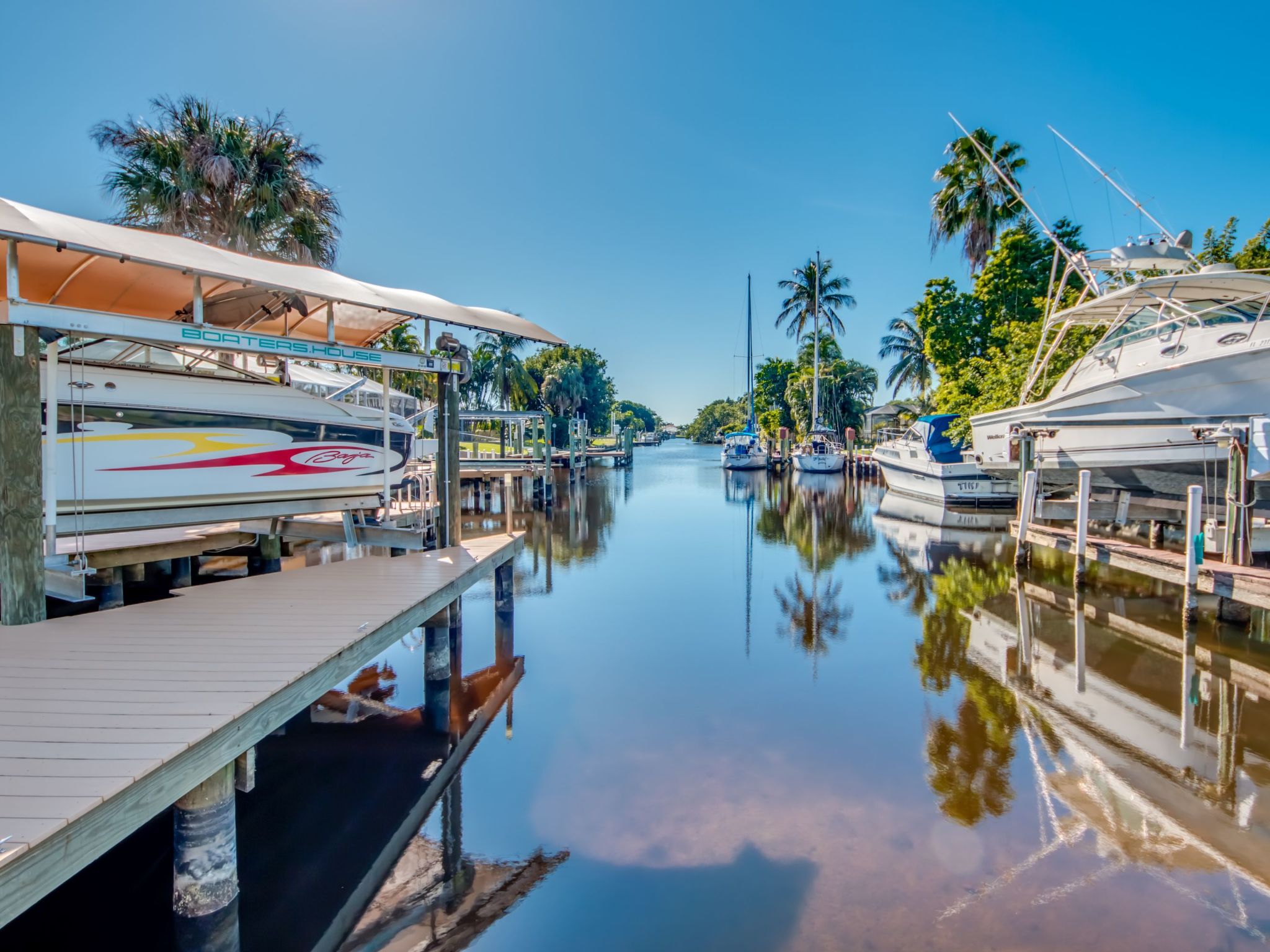 Location: The house is located in the popular Yacht Club Area, in the south/east of Cape Coral. This area is one of the most popular areas for boat owners, as the Caloosahatchee River can be reached i..