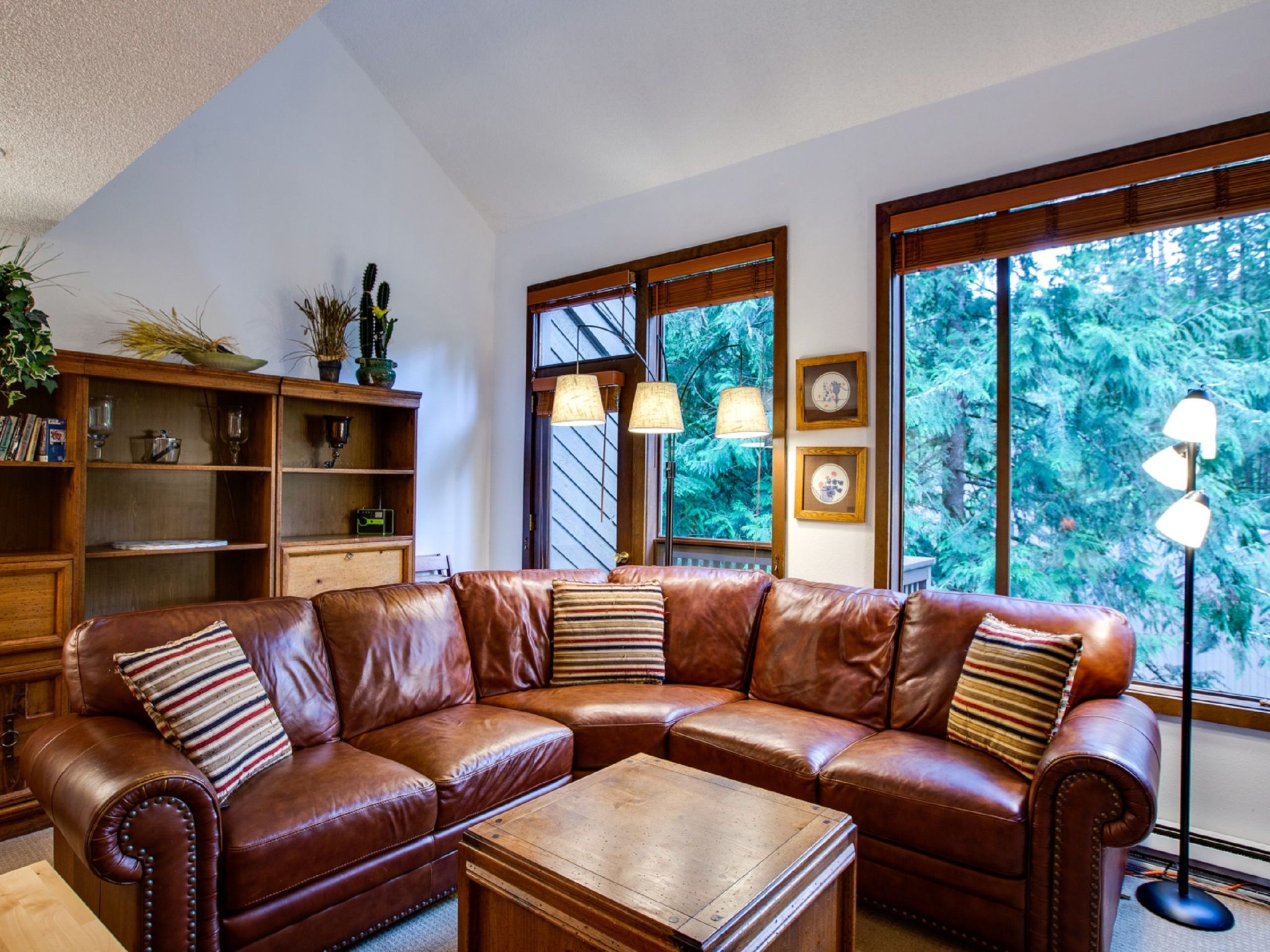 in Glacier mit Kleinem Balkon — Living Room (1 of 26)