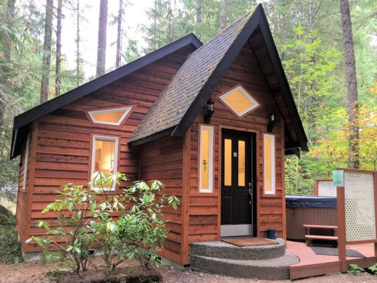 16GS Gingerbread Cottage w/ Hot Tub