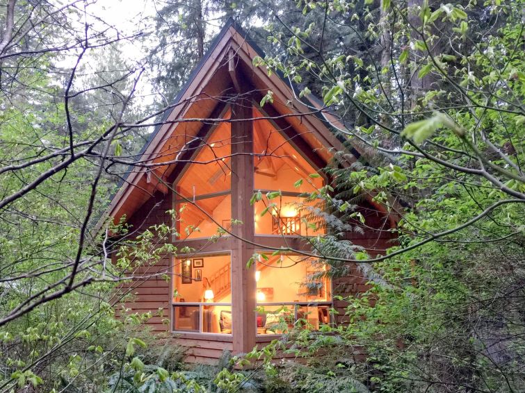 04SL Cedar Cabin with Hot Tub!