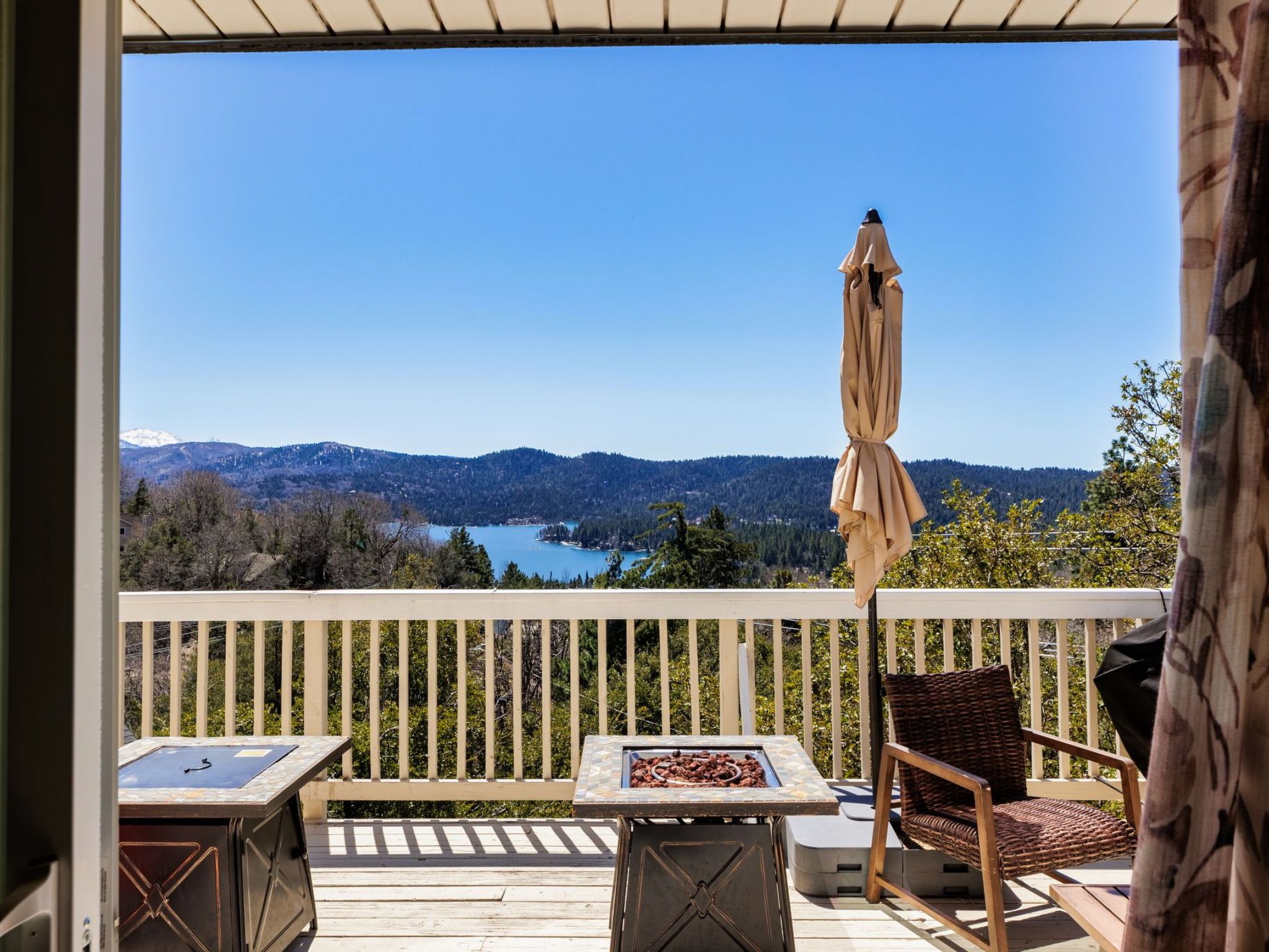 Welcome to your idyllic pet friendly retreat, offering breathtaking lake and mountain views paired with the serenity of nature. This spacious 3-story home, complete with 3 bedrooms and 3 bathrooms (1 ..