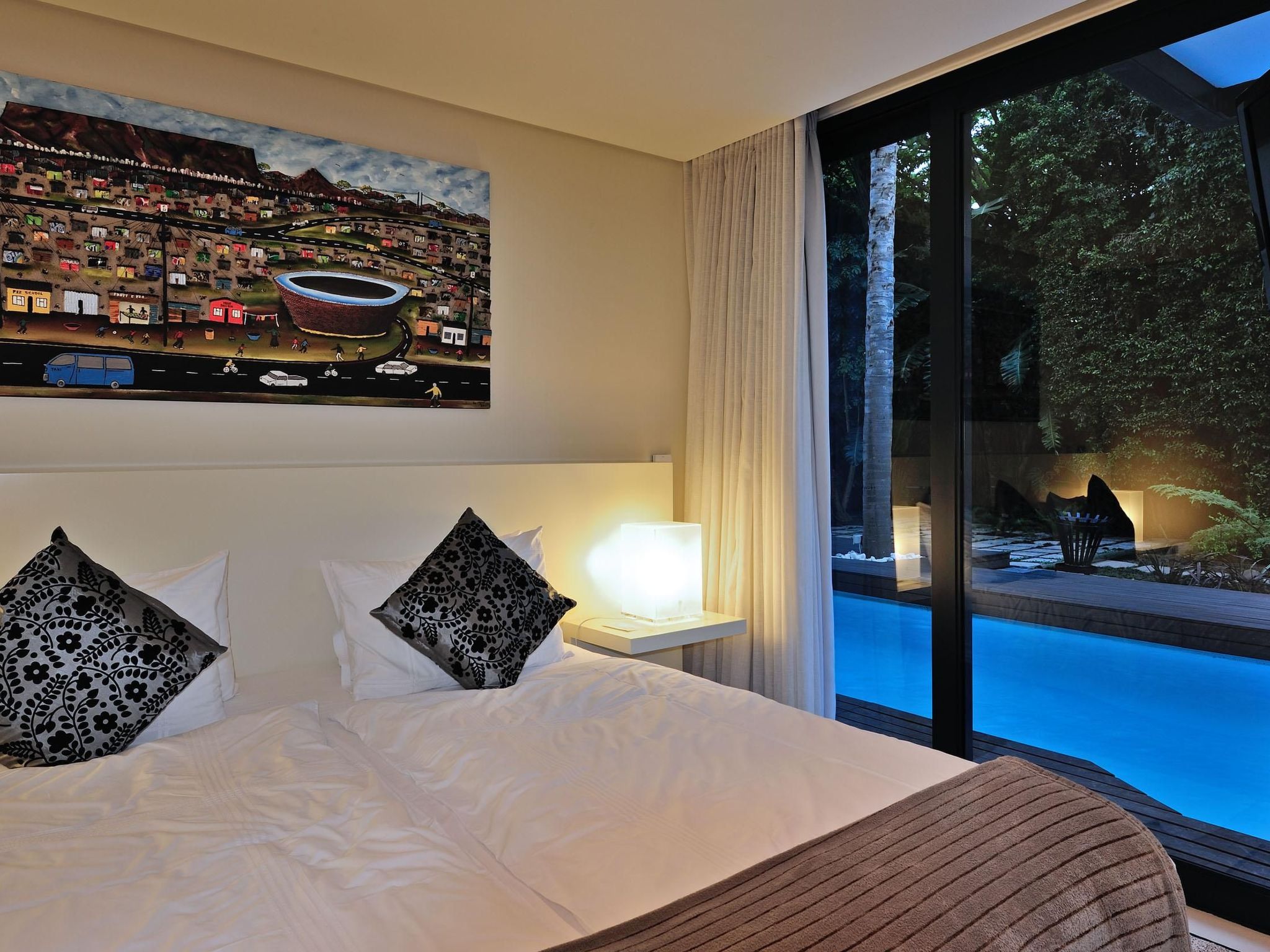 Discover an exclusive experience in Cape Town, located right at the foot of Table Mountain, our 5-star luxury garden flat with swimming pool not only offers breathtaking views of Lions Head, but also ..
