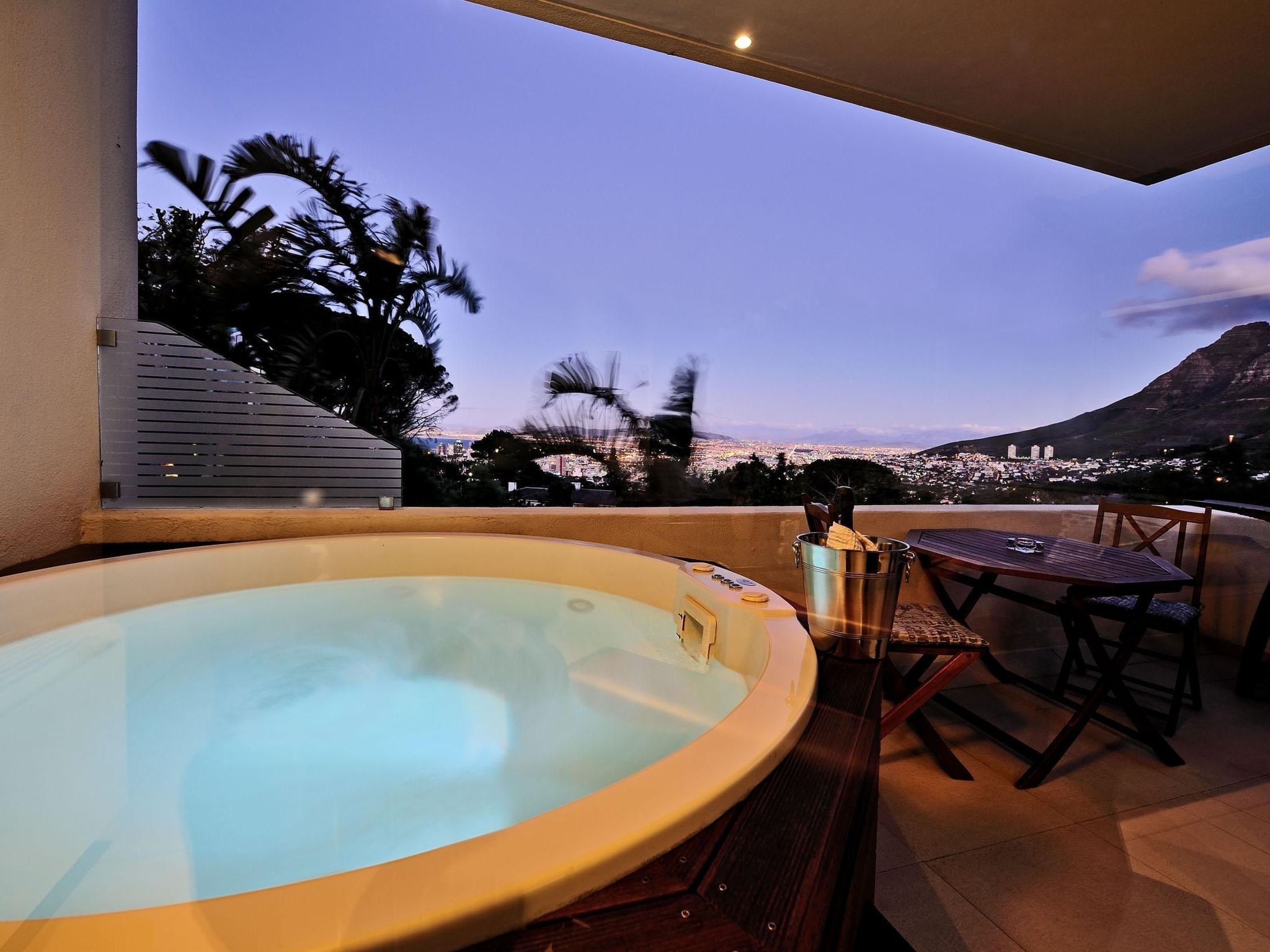 Discover pure luxury in our 5-star luxury flat in one of Cape Town's most sought-after locations, just below the majestic Table Mountain. With its exclusive location, our flat offers fantastic views o..
