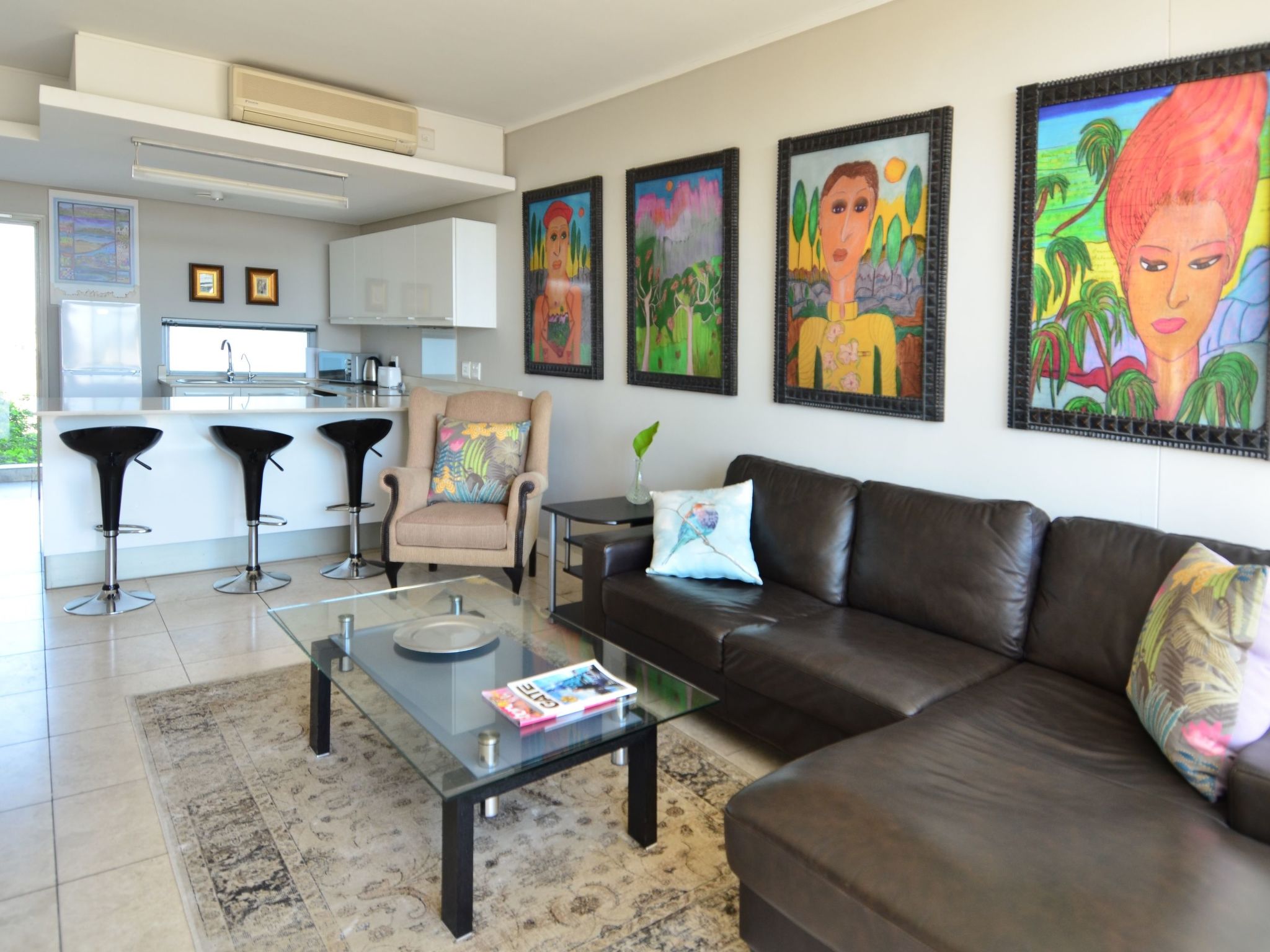The 64 m² air-conditioned holiday apartment is modern and tastefully furnished. It is located on the second floor and can accommodate up to three people. It consists of a light-filled living and dini..