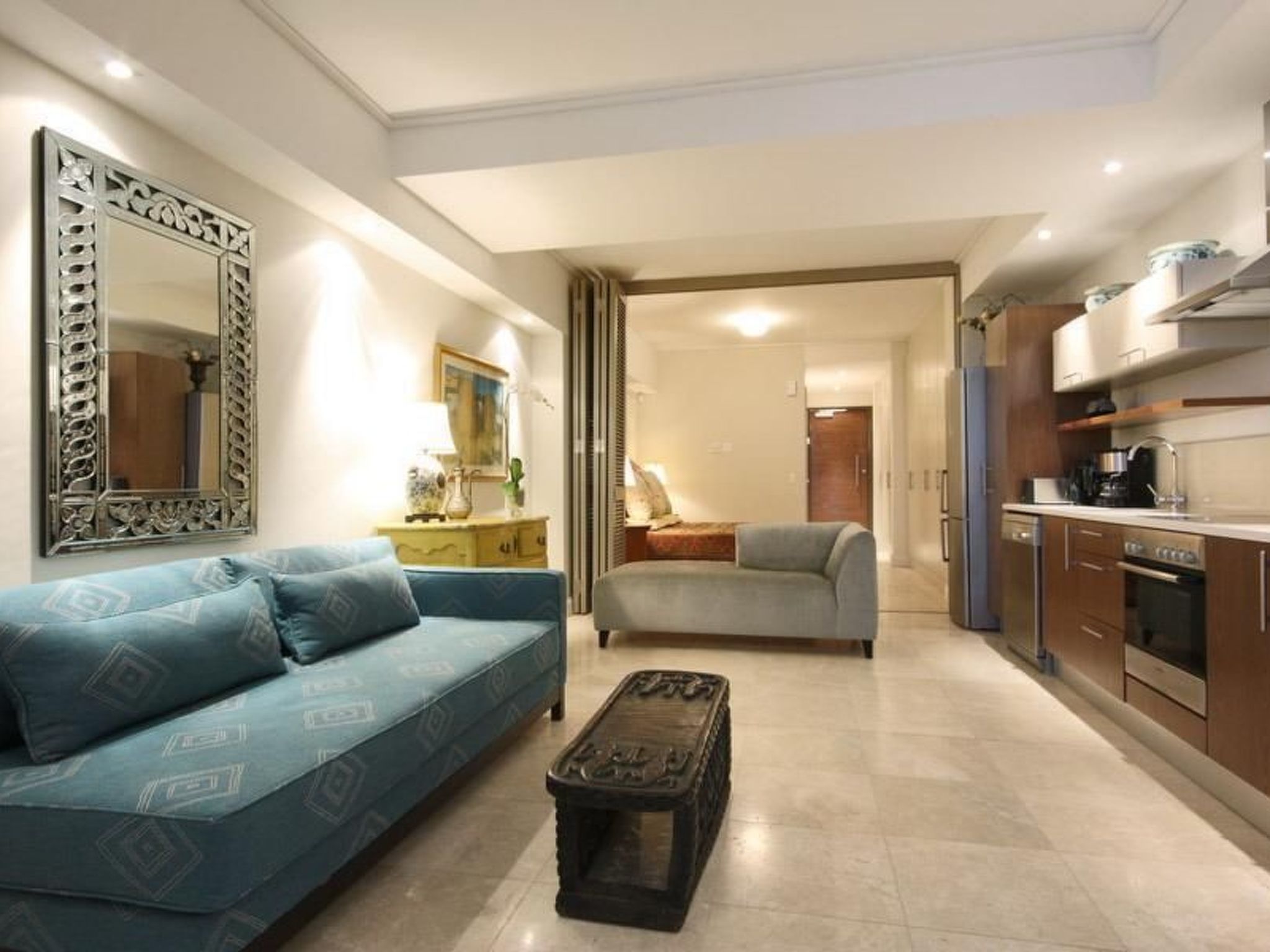 Diese Wohnung befindet sich in einem Wohnkomplex am Wasser des Roggebaai-Kanals in Kapstadt. Die Nachbarschaft bietet luxuriöses Wohnen am Hafen mit städtischer Anbindung.

Vom möblierten Balkon mi..