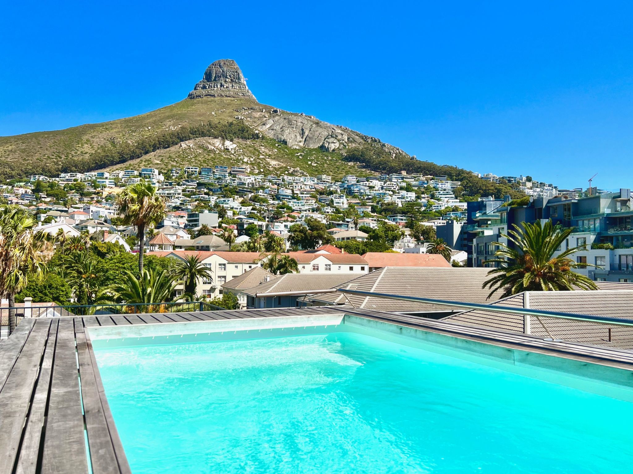 This penthouse is virtually enthroned on the building and is characterised by its futuristic architecture.From the living room, the large terrace and two of the three bedrooms, you can enjoy a fantast..