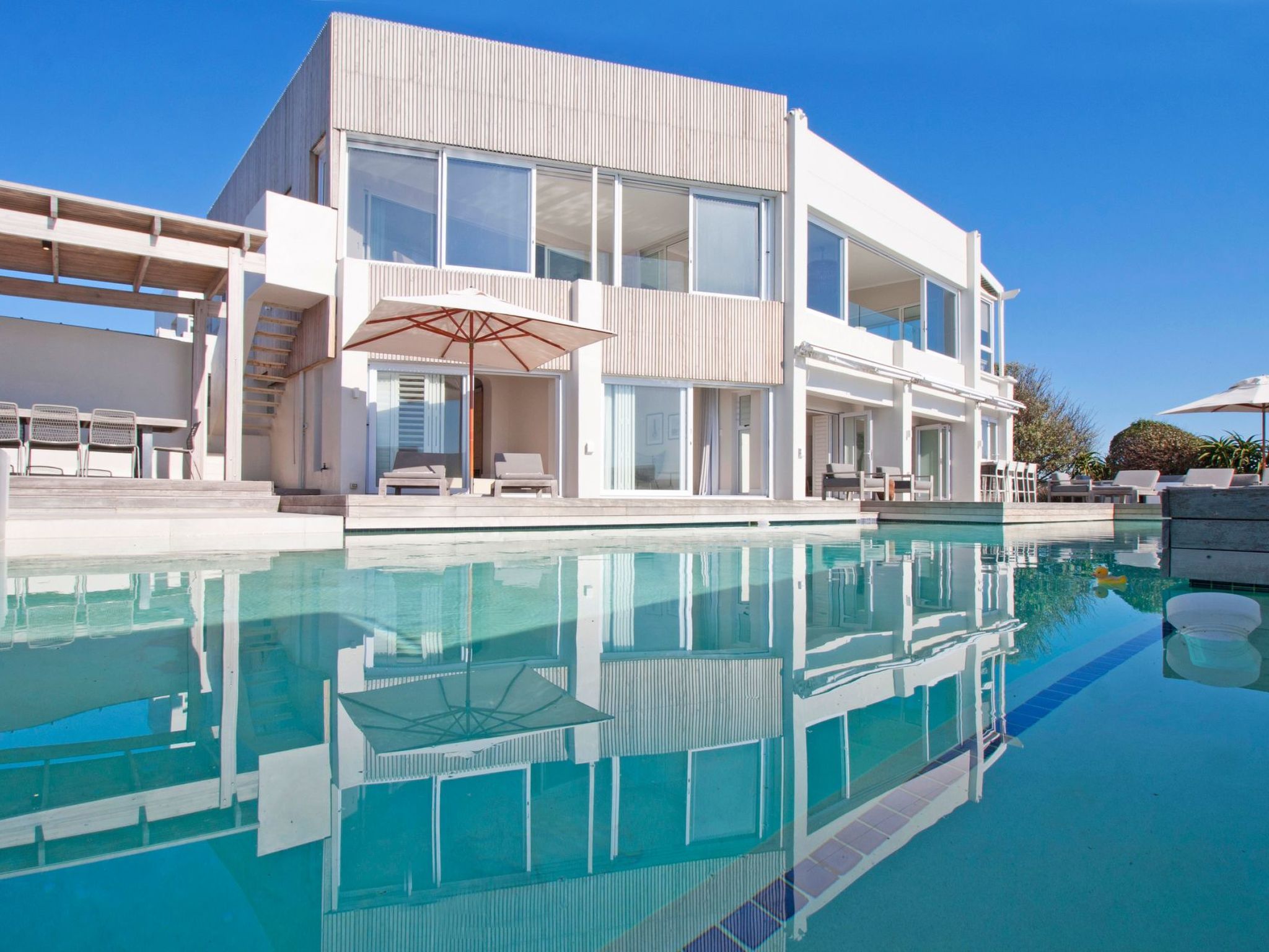 Discover the perfect getaway for a group vacation in the heart of Kommetjie along the Atlantic coast of Cape Town, South Africa. This detached holiday villa, accommodating up to 12 guests, offers a bl..