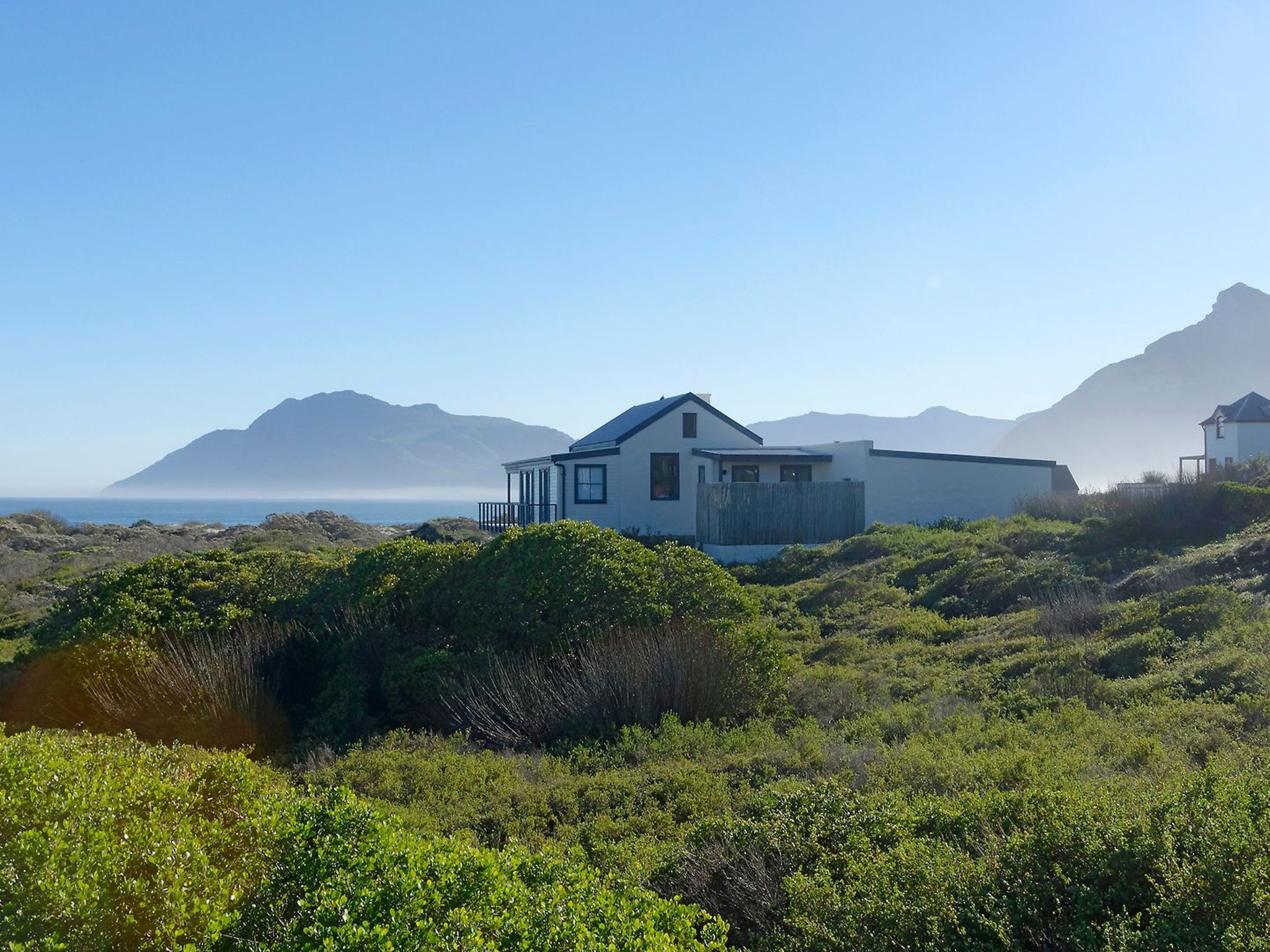 Beach Paradise Holiday Home - Cape Town Beach House overlooking the sea with 4 bedrooms and 8 beds/persons as well as 3,5 bathrooms and private swimming pool. The beautiful sandy beach is approx. 50m ..
