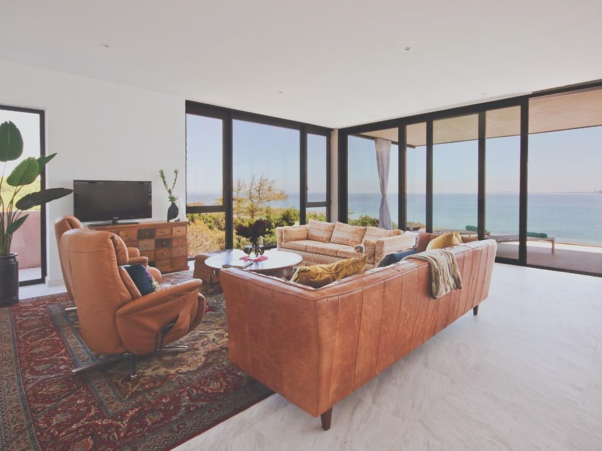 The Baywatch Apartment is Red Rock's modern architecture, 3 bedroom apartment. Each bedroom has its own insuite bathroom. There is an extra guests' bathroom as well. This extensive south facing apartm..