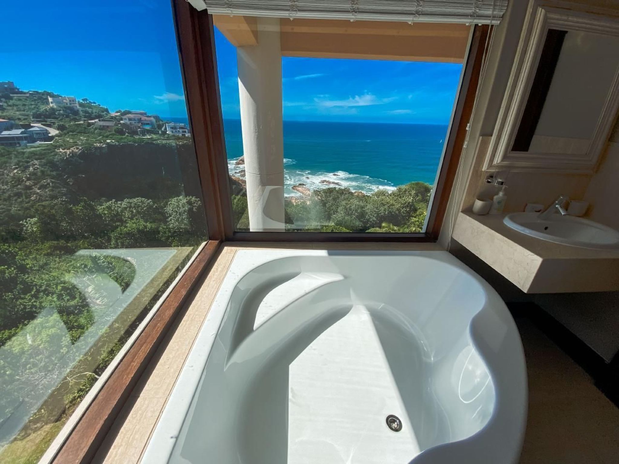 Villa Seaview sits alone on the hill of the "Heads" and looks out over the Indian Ocean. Directly on the Garden Route. In the middle of the Knysna lagoon. Where holidaymakers will find an exquisite bl..